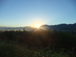 朝日の昇る御坂周辺の山々
